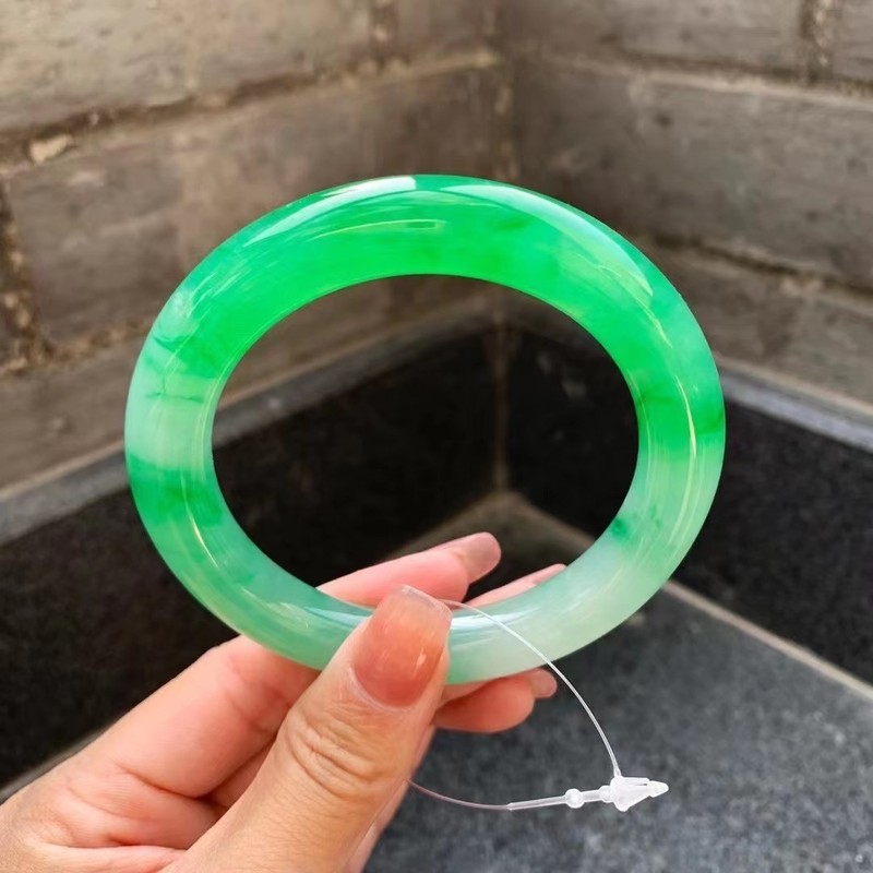 Natürliches burmesisches Jade- – Bracelets Bewertung und Preis