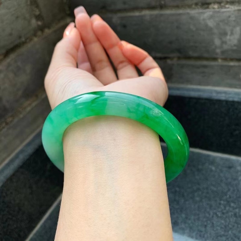 Natürliches burmesisches Jade- – Bracelets Bewertung und Preis