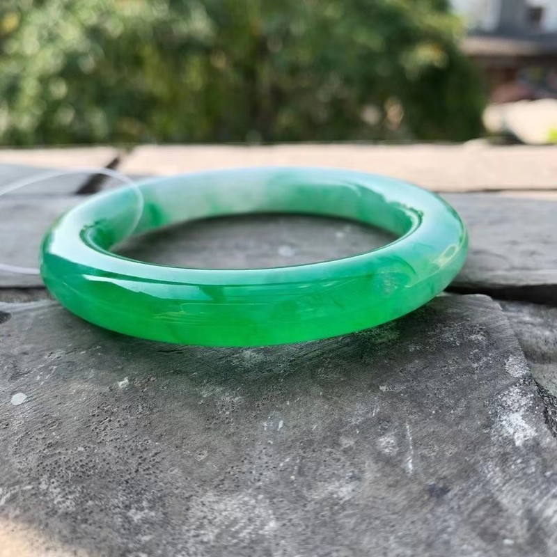 Natürliches burmesisches Jade- – Bracelets Bewertung und Preis